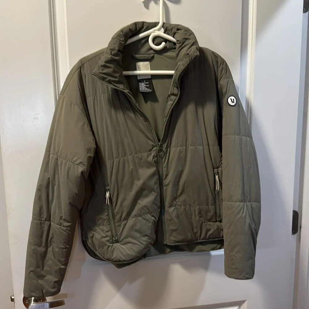 Vuori - Canyon Insulated Jacket - size Small - color Pistachio - Picture 3 of 4